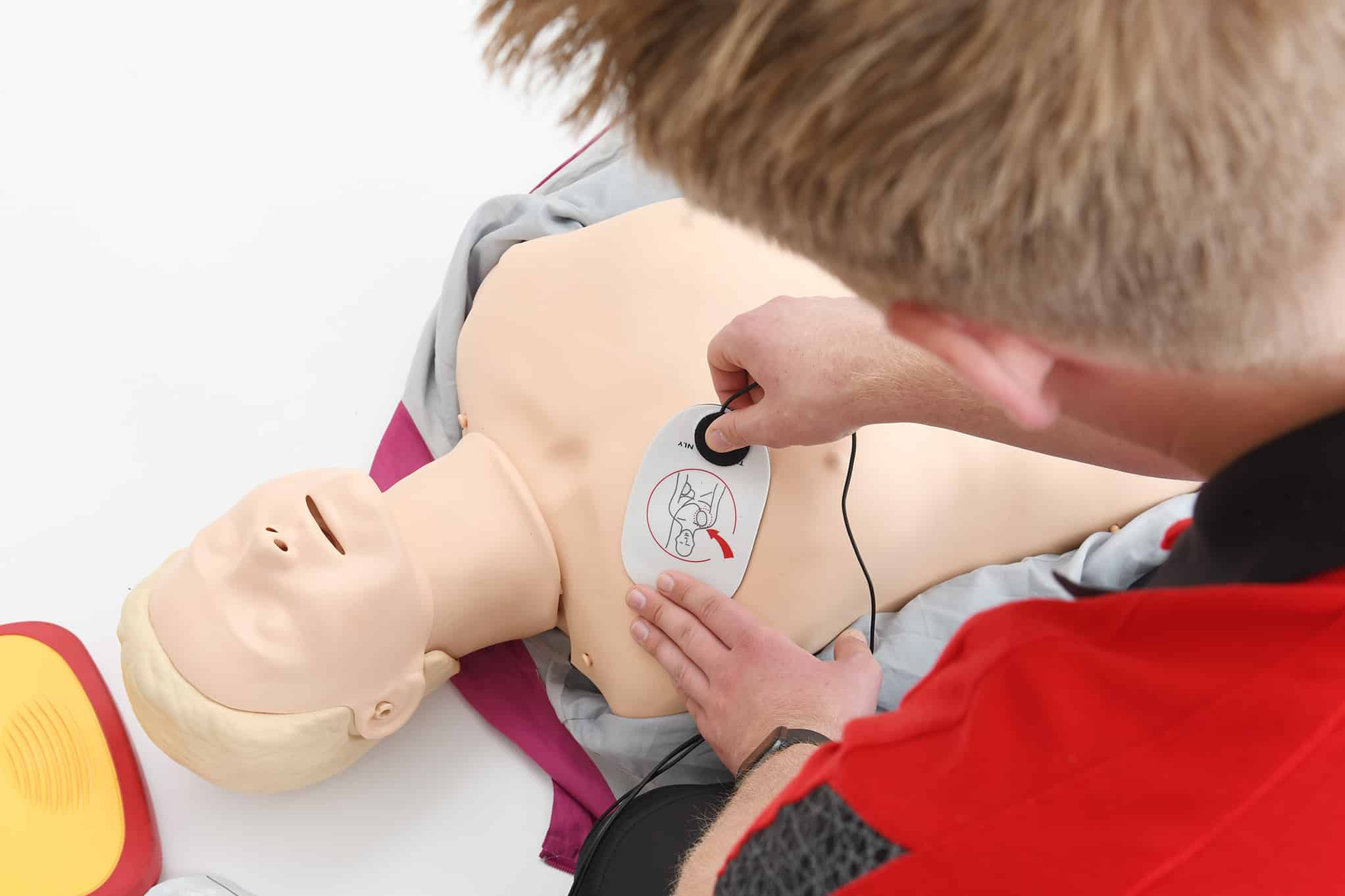 https://www.101bhv.nl/wp-content/uploads/sites/2/2024/01/reanimatie-aed-elektroden-plakken.jpg