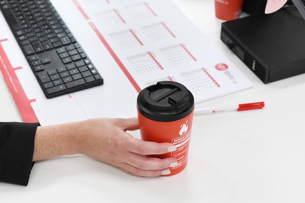 Thermosbeker To Go Eerste Hulp Bij Onderweg 350 Ml Sfeerfoto Kantoor